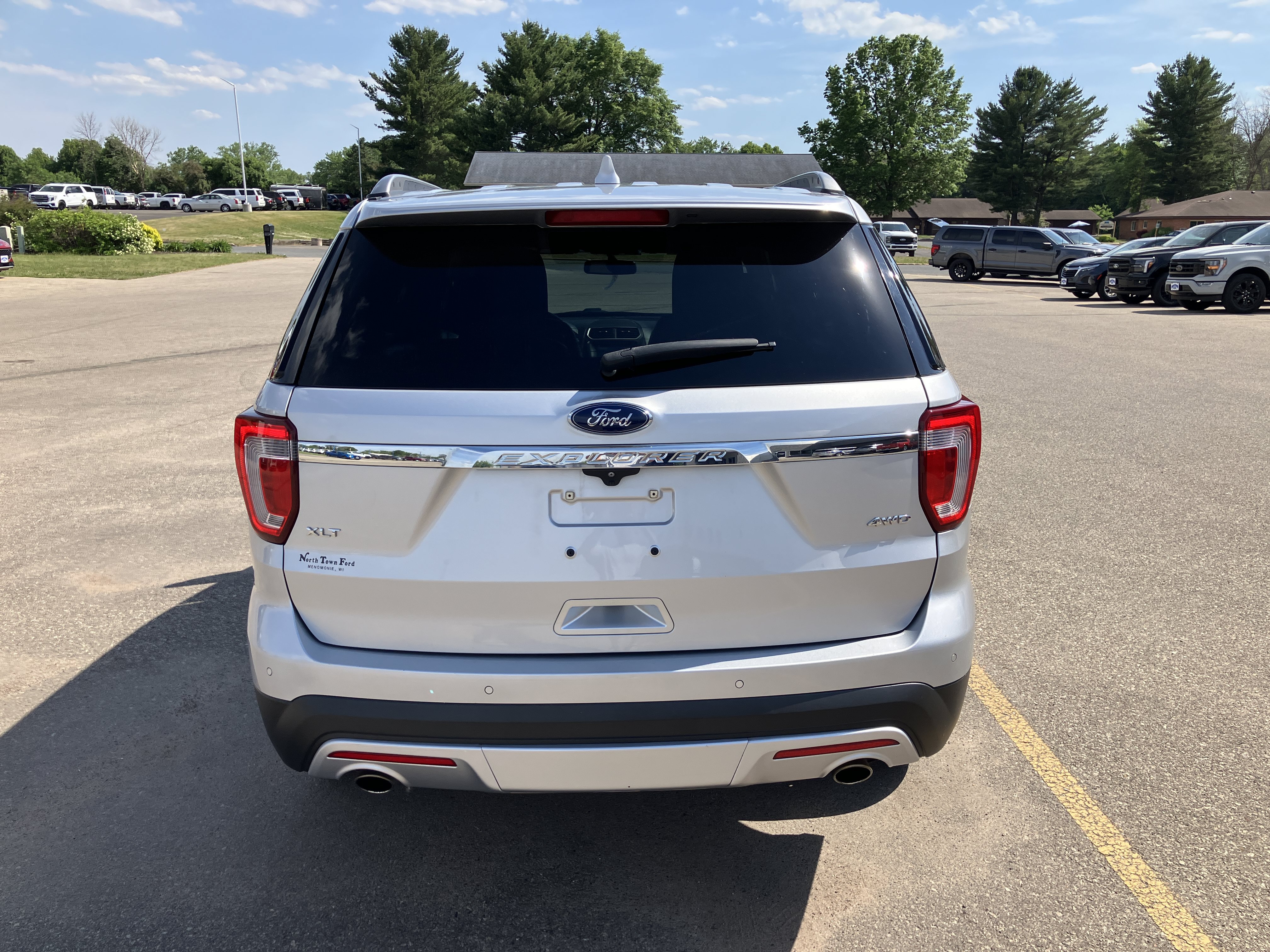 Used 2017 Ford Explorer XLT w/ Equipment Group 202A AWD/4WD image 7