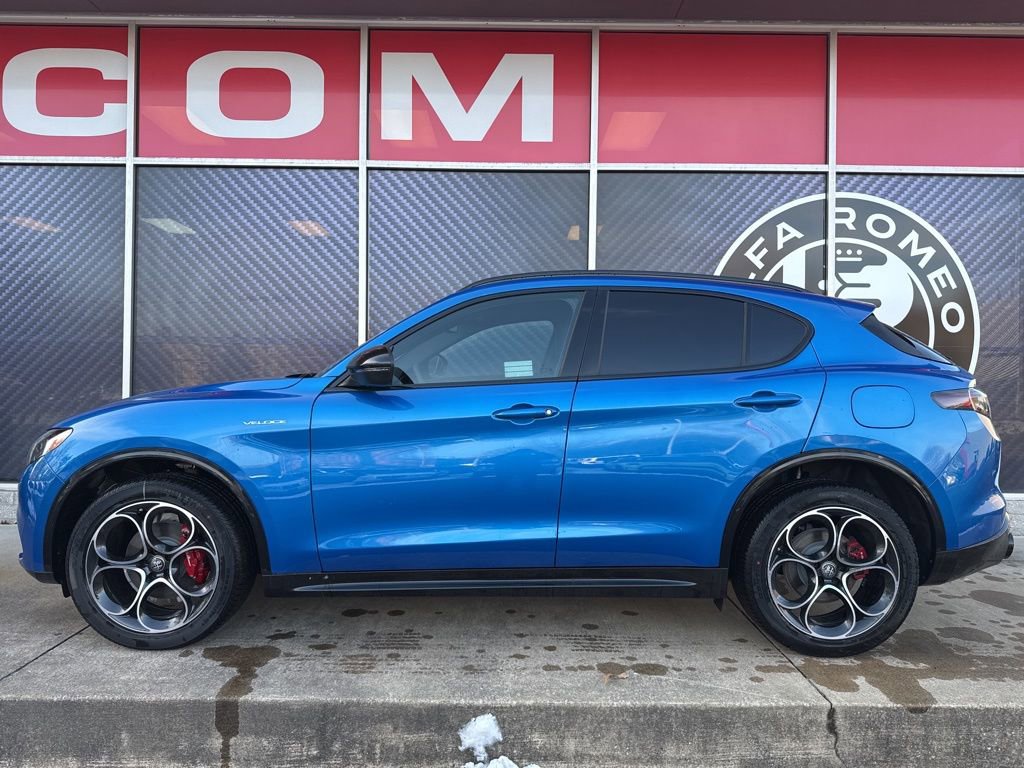New 2025 Alfa Romeo Stelvio Sprint image 9