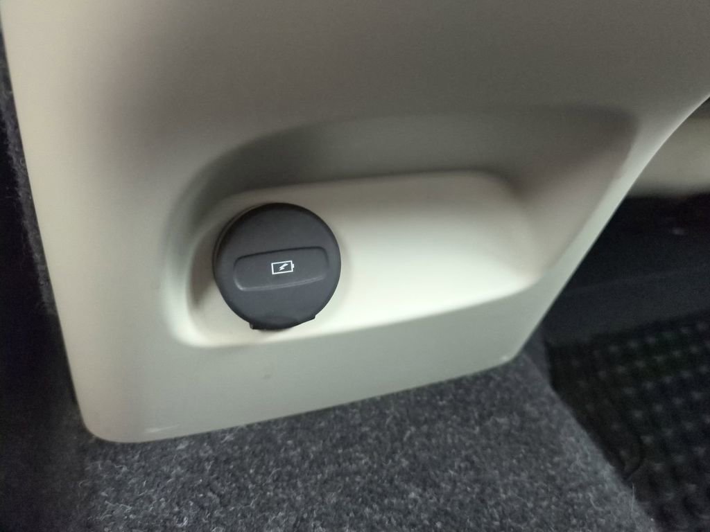 Used 2019 Volvo XC40 T5 R-Design image 17