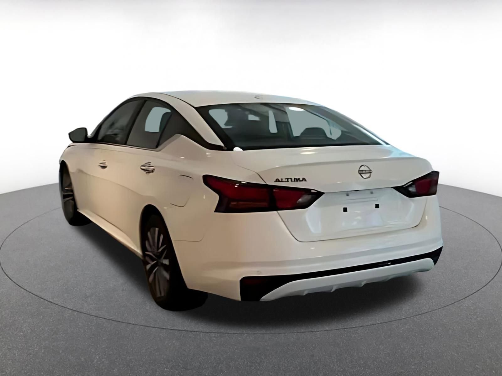 Used 2025 Nissan Altima 2.5 SV FWD image 15