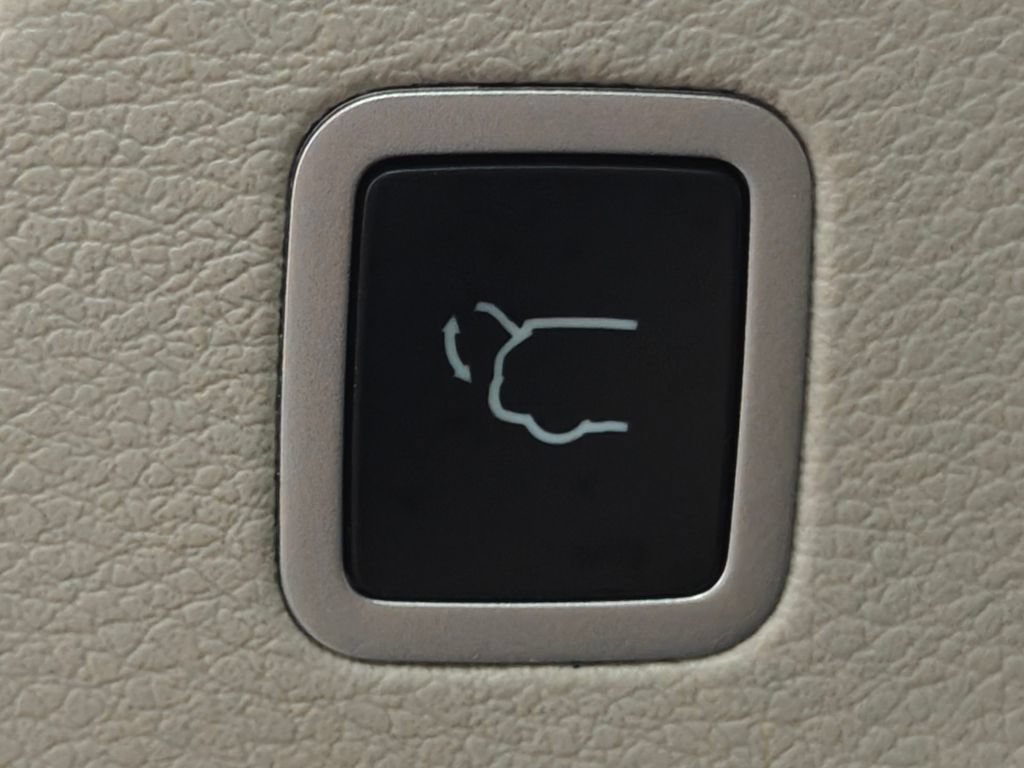 Used 2023 Chrysler Voyager LX FWD image 32