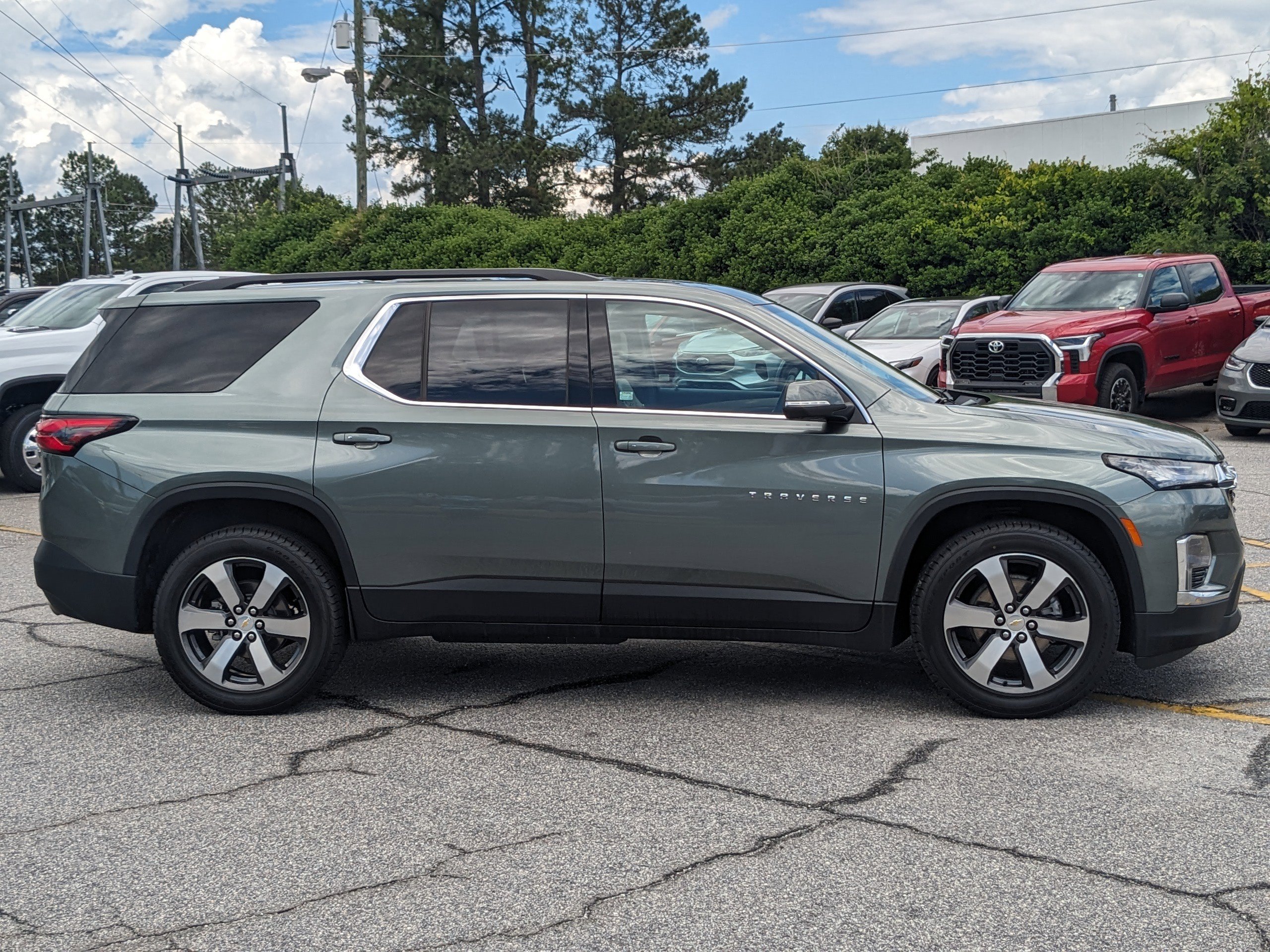 Used 2023 Chevrolet Traverse LT w/ LT Premium Package image 3