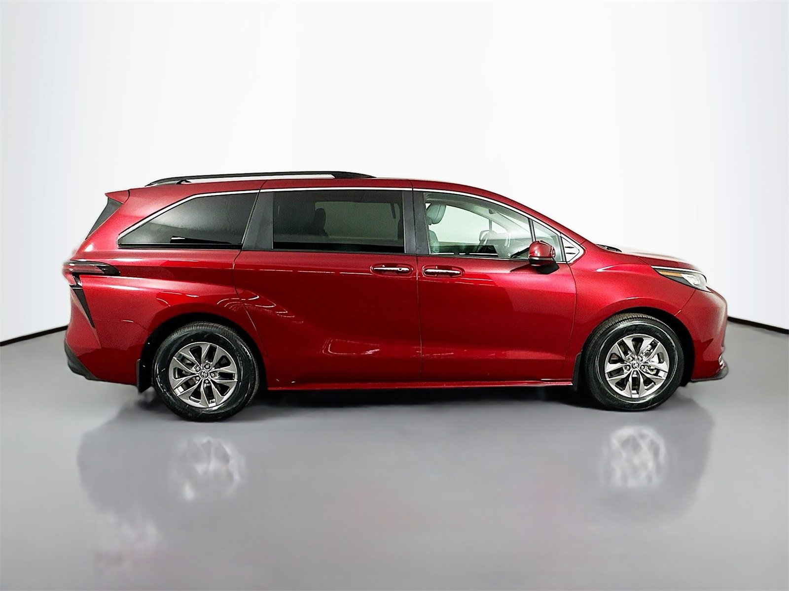 Certified 2023 Toyota Sienna XLE image 8