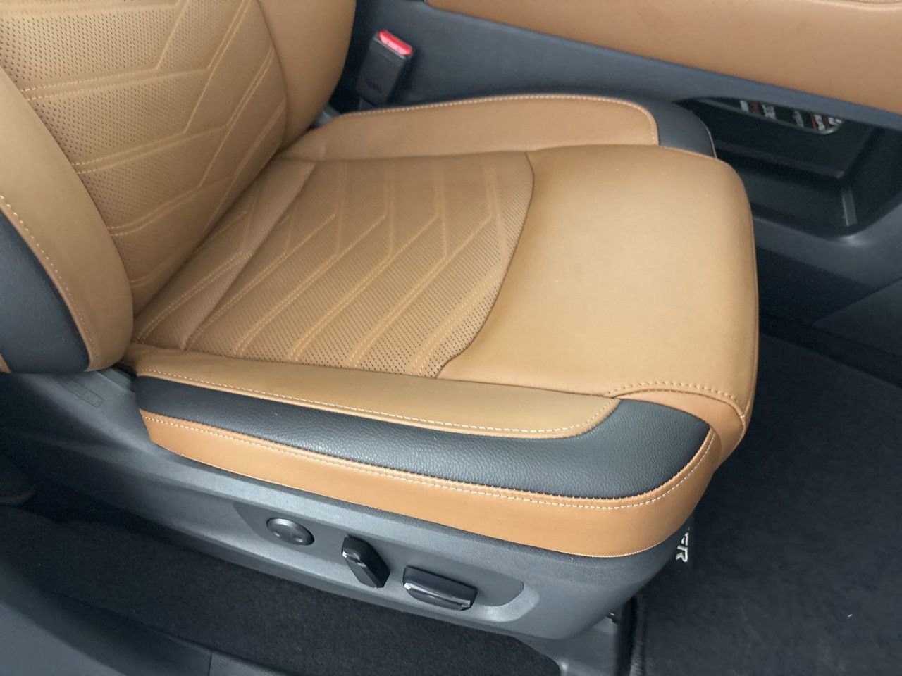 Used 2025 Nissan Pathfinder Platinum image 32