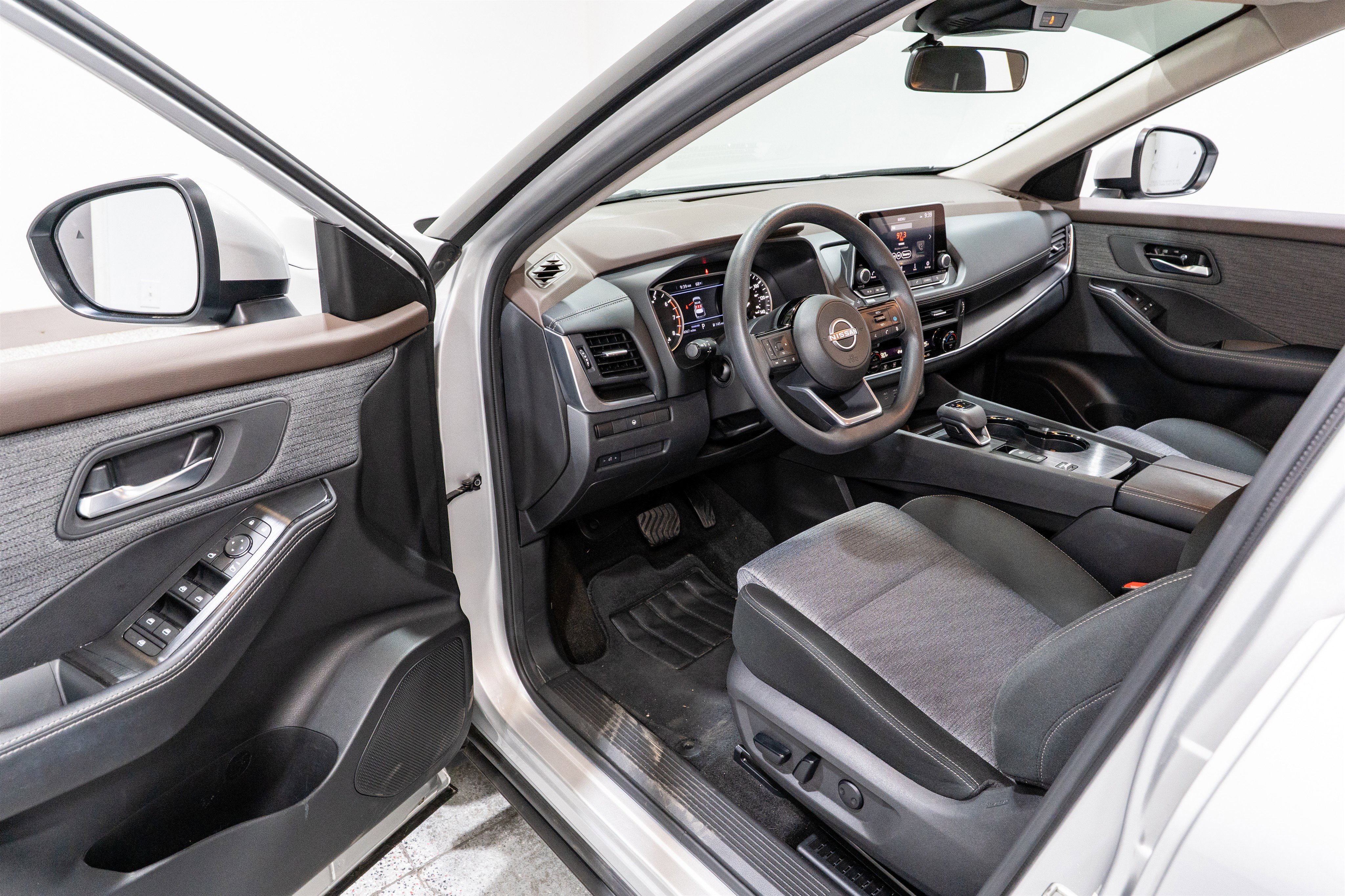 Used 2023 Nissan Rogue SV image 12