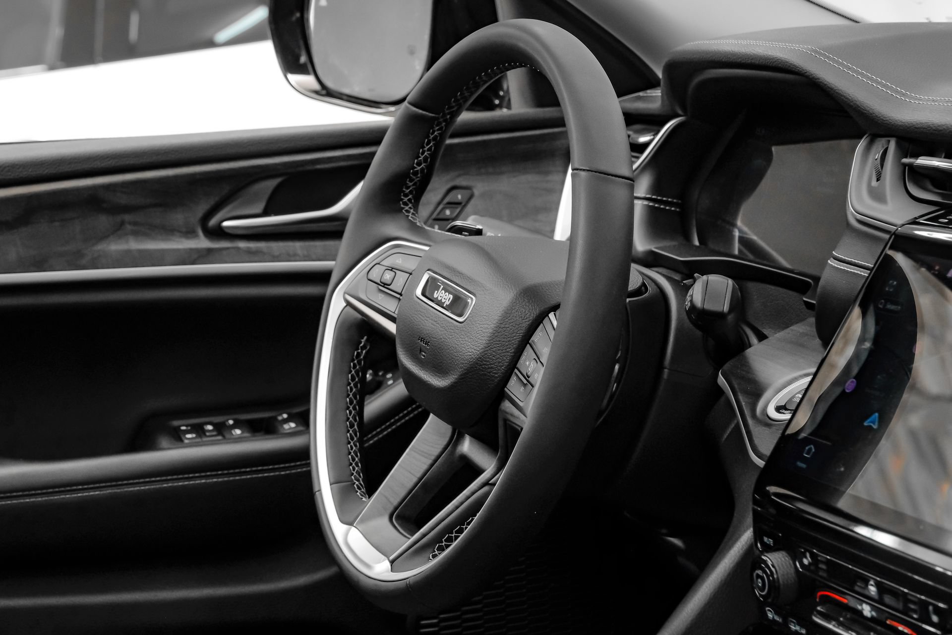 Used 2023 Jeep Grand Cherokee L Limited AWD/4WD image 19
