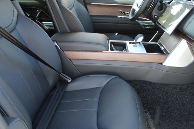 Used 2025 Land Rover Range Rover SE image 3