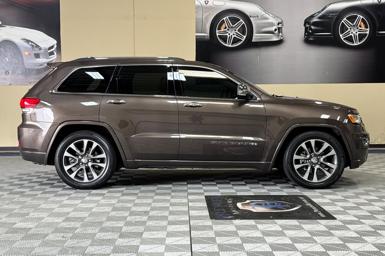 Used 2018 Jeep Grand Cherokee Overland AWD/4WD image 3