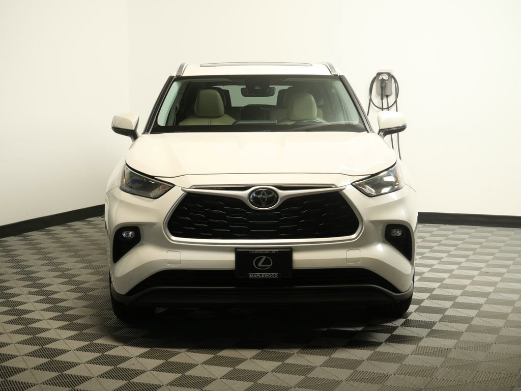 Used 2021 Toyota Highlander XLE AWD/4WD image 2