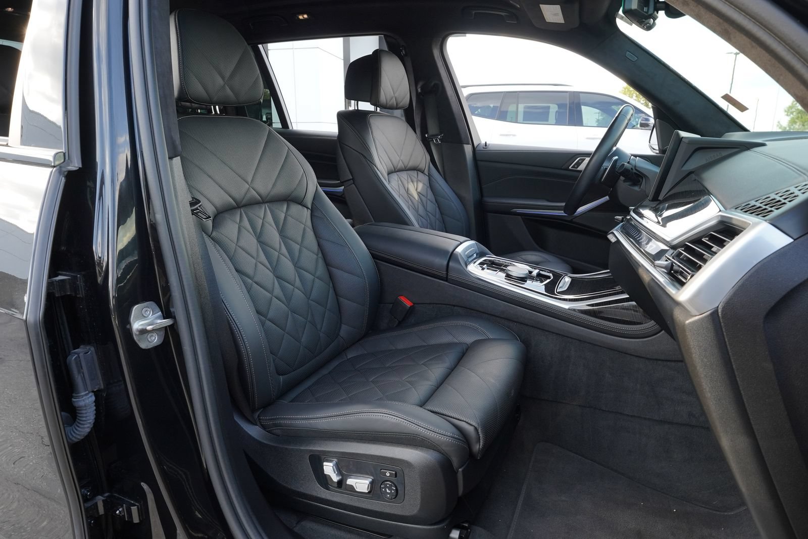 Used 2024 BMW X7 xDrive40i w/ M Sport Package AWD/4WD image 26