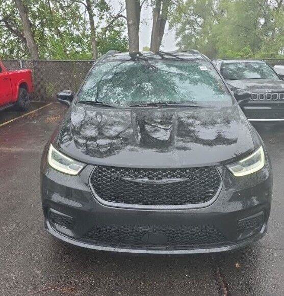 Used 2023 Chrysler Pacifica Touring-L w/ S Appearance Package AWD/4WD image 4