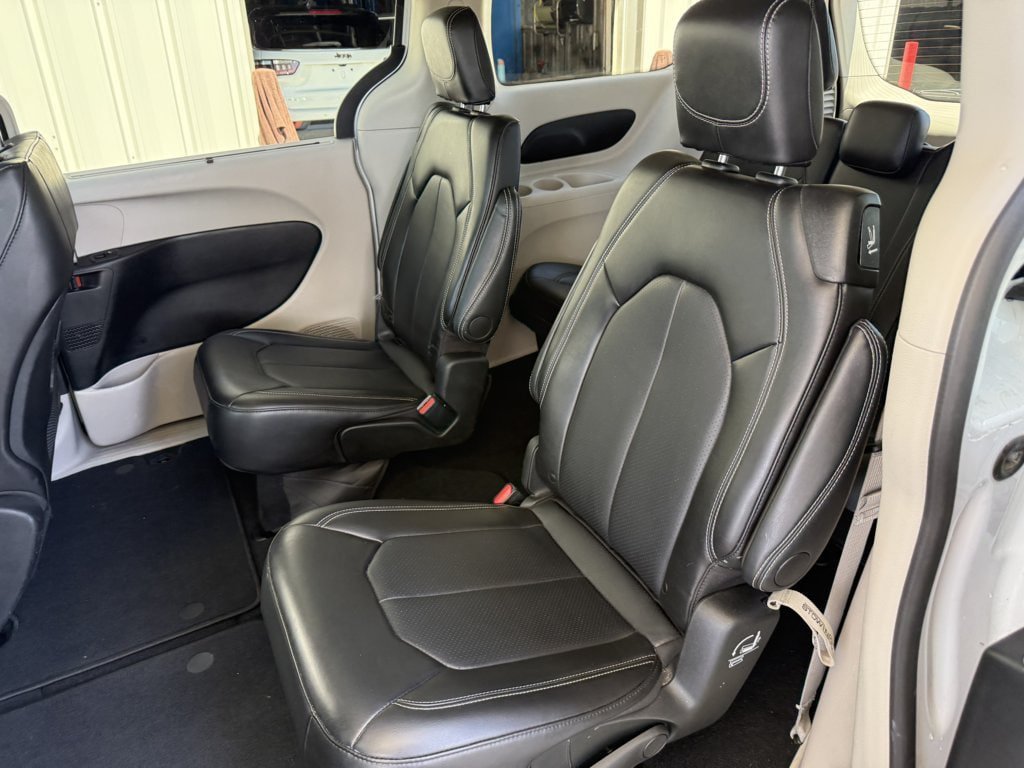 Used 2024 Chrysler Pacifica Touring-L FWD image 13