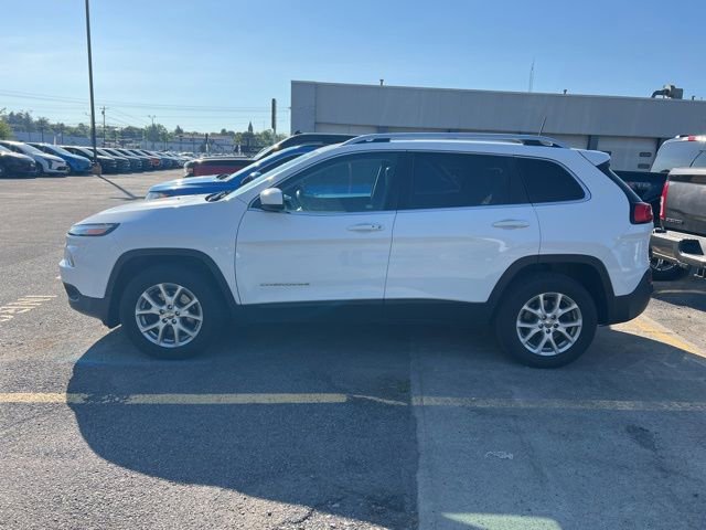Used 2018 Jeep Cherokee Latitude Plus w/ Cold Weather Group AWD/4WD image 3