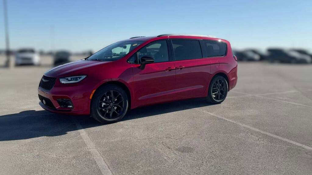 New 2026 Chrysler Pacifica Select w/ S Appearance Package