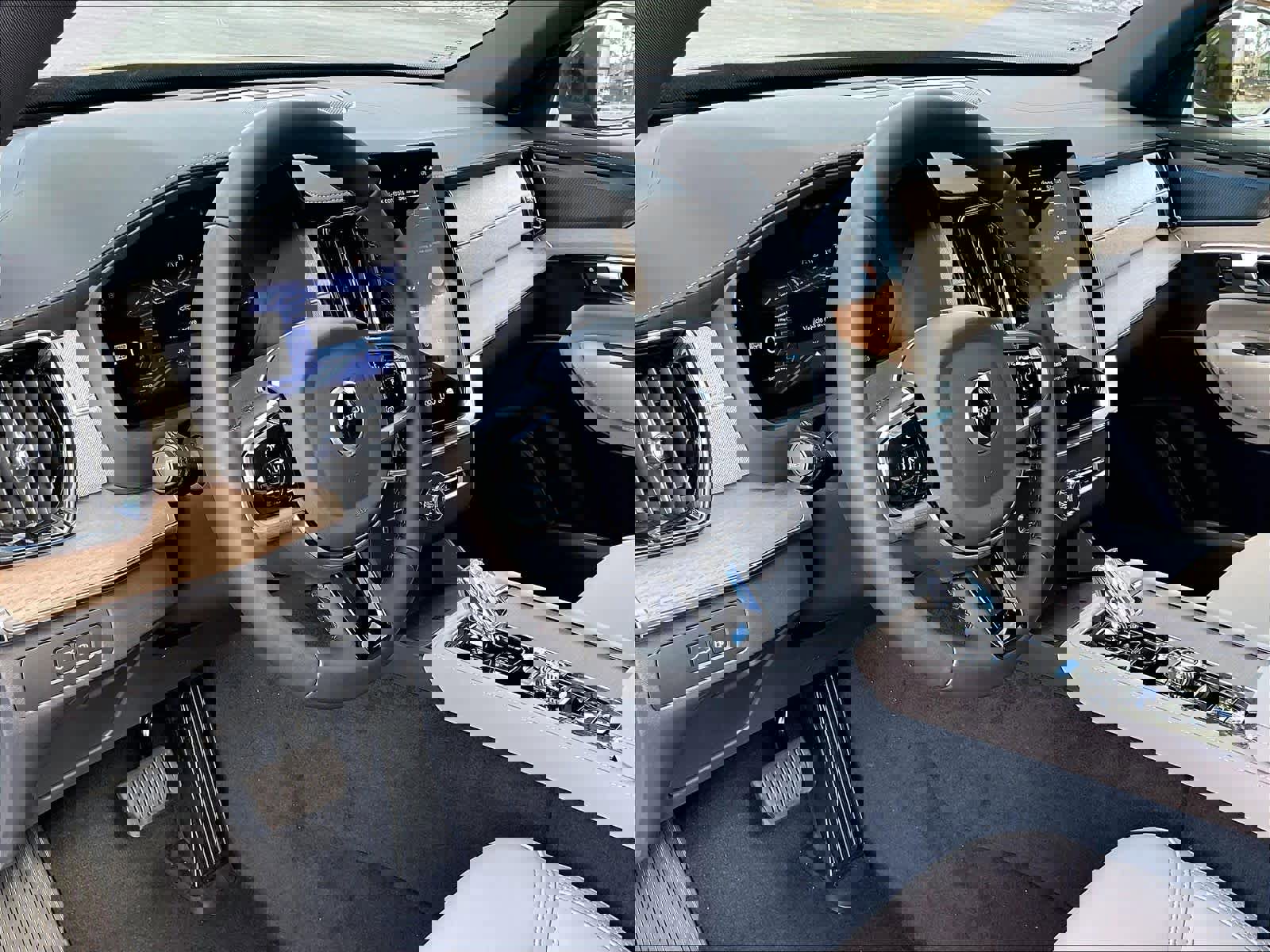 New 2026 Volvo XC90 T8 Plus w/ Protection Package Premier image 8