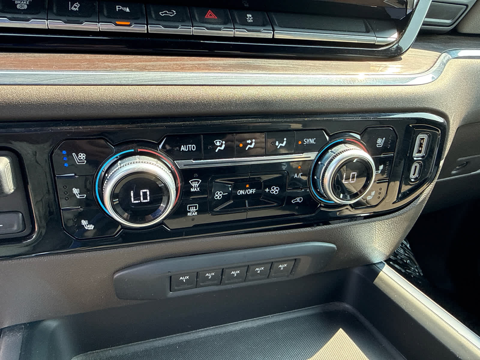 Certified 2024 GMC Sierra 3500 SLT w/ SLT Premium Package AWD/4WD image 19