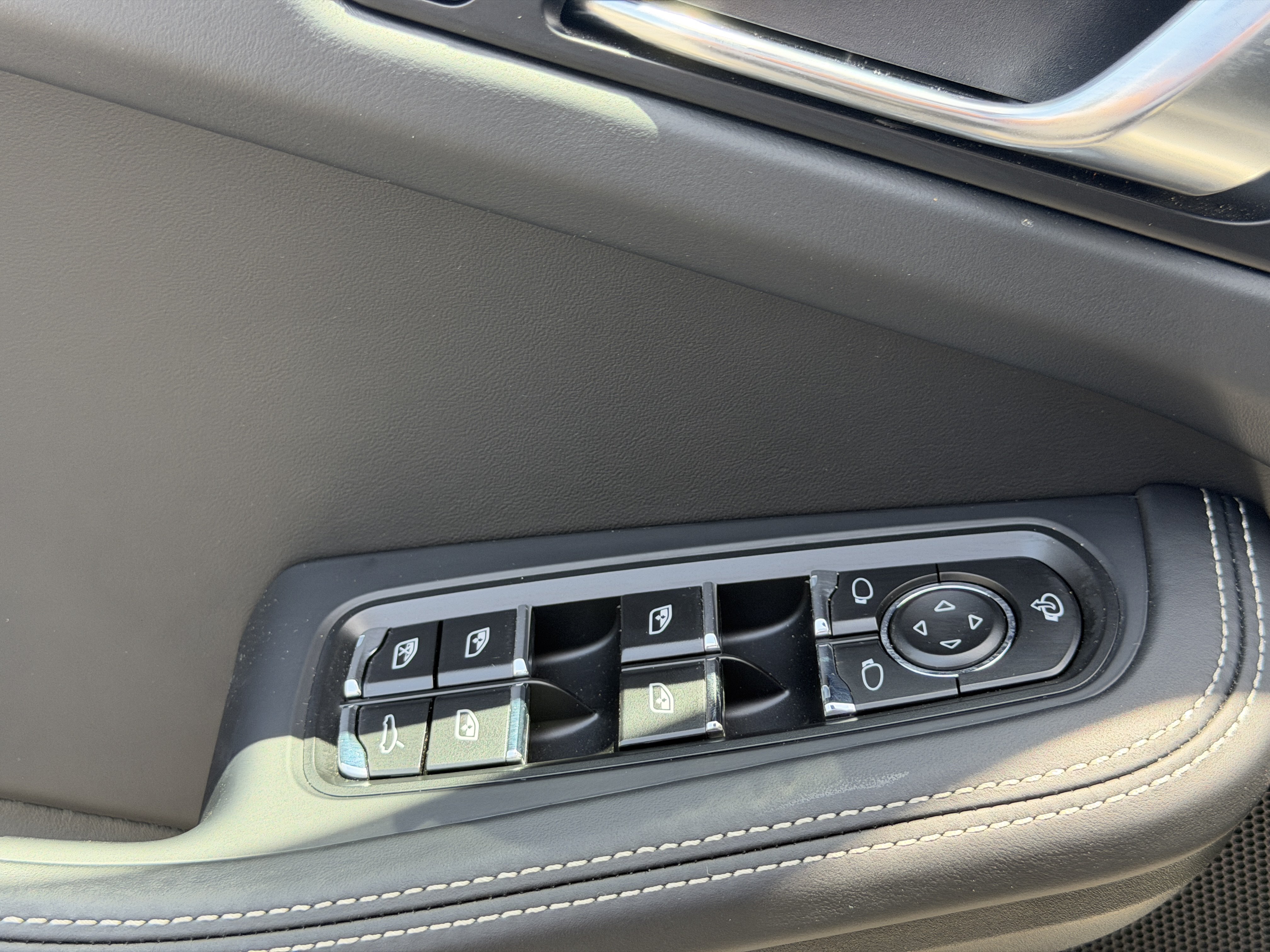 Certified 2025 Porsche Macan GTS AWD/4WD image 23