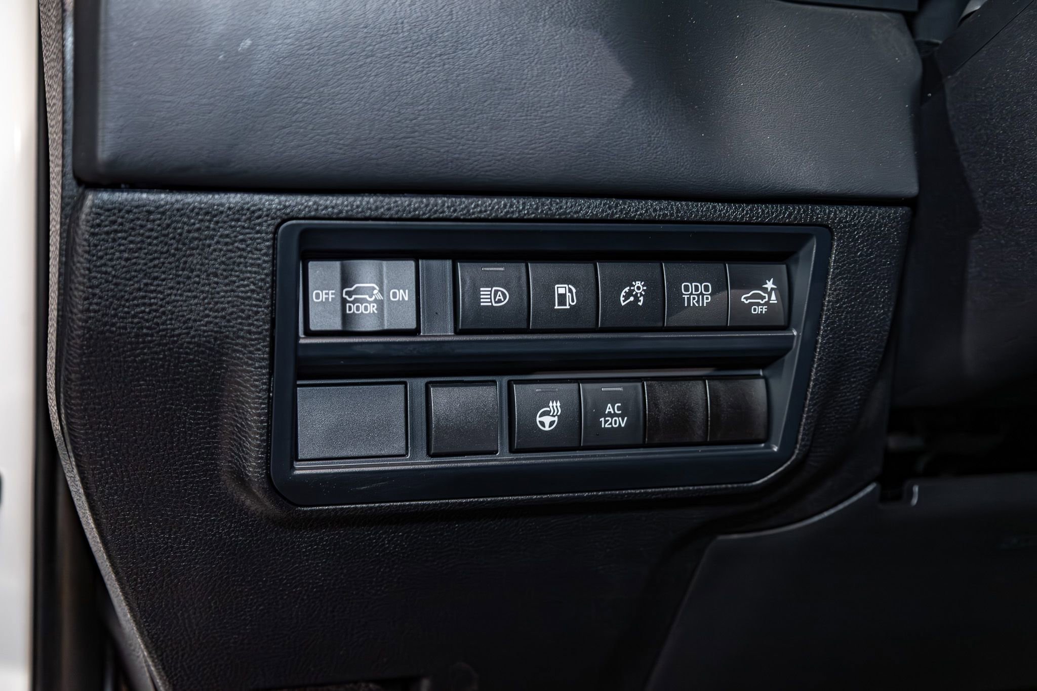 Used 2025 Toyota Sequoia Platinum AWD/4WD image 17