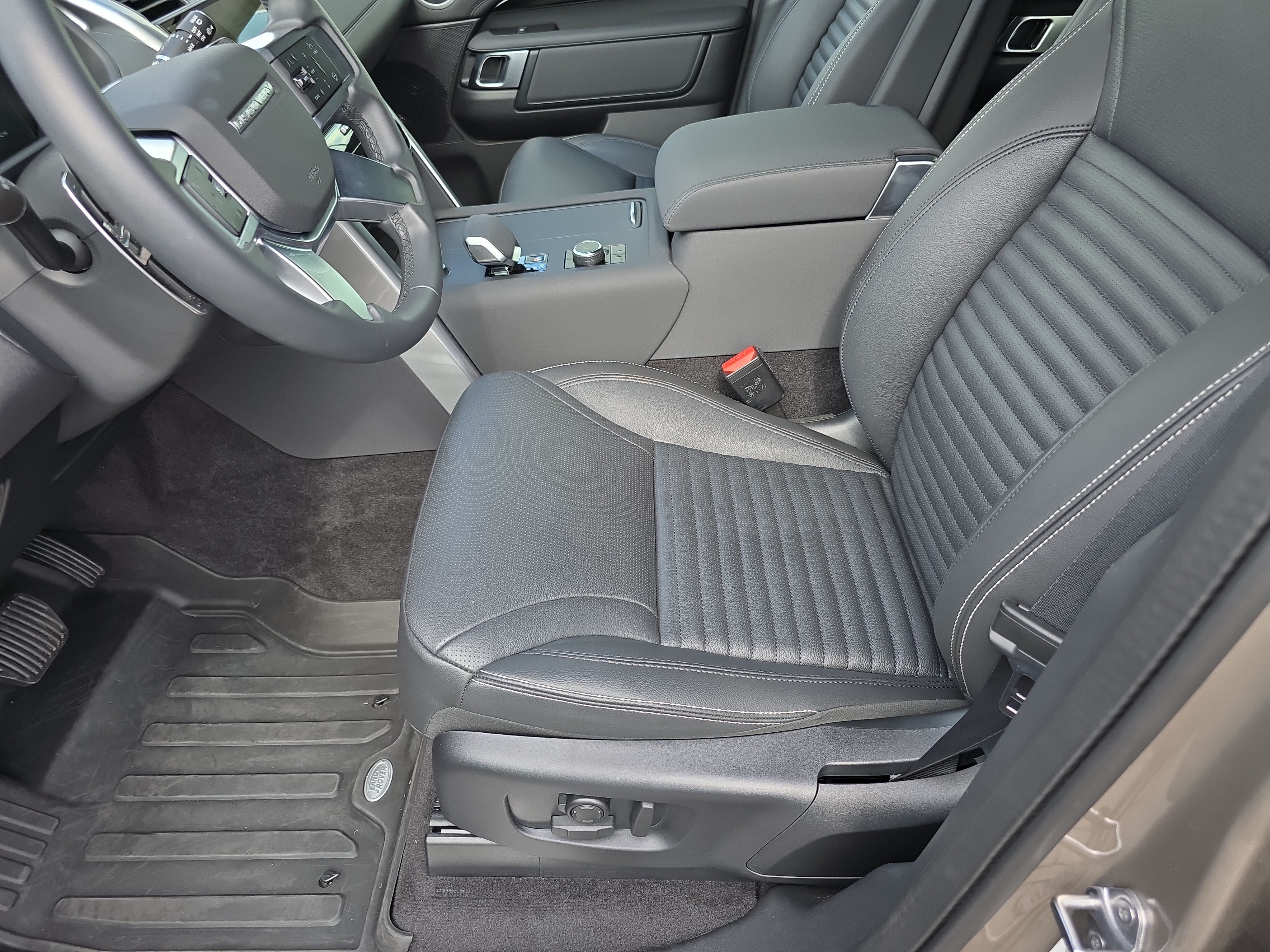 Certified 2025 Land Rover Discovery S AWD/4WD image 24