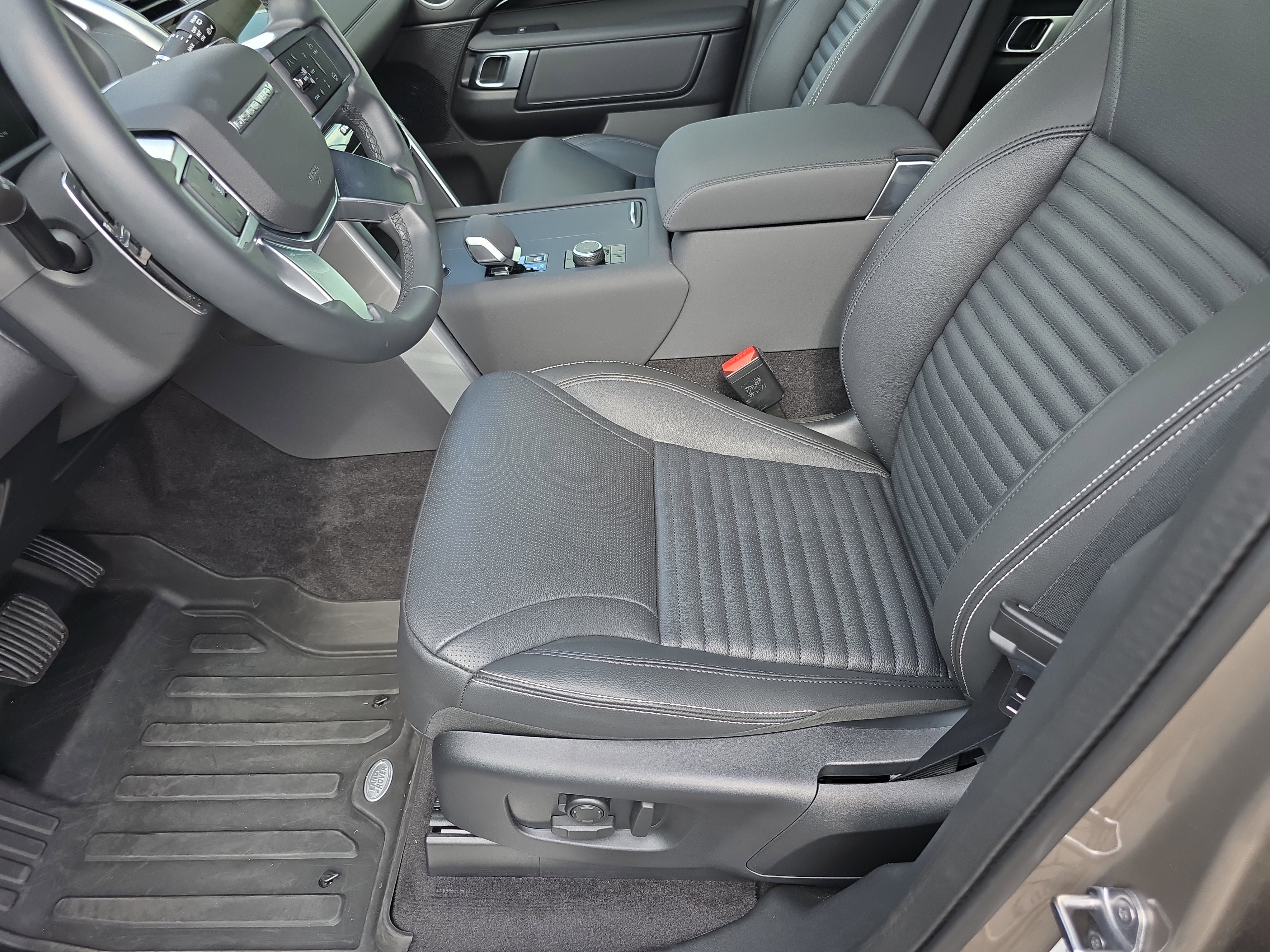 Certified 2025 Land Rover Discovery S AWD/4WD image 24