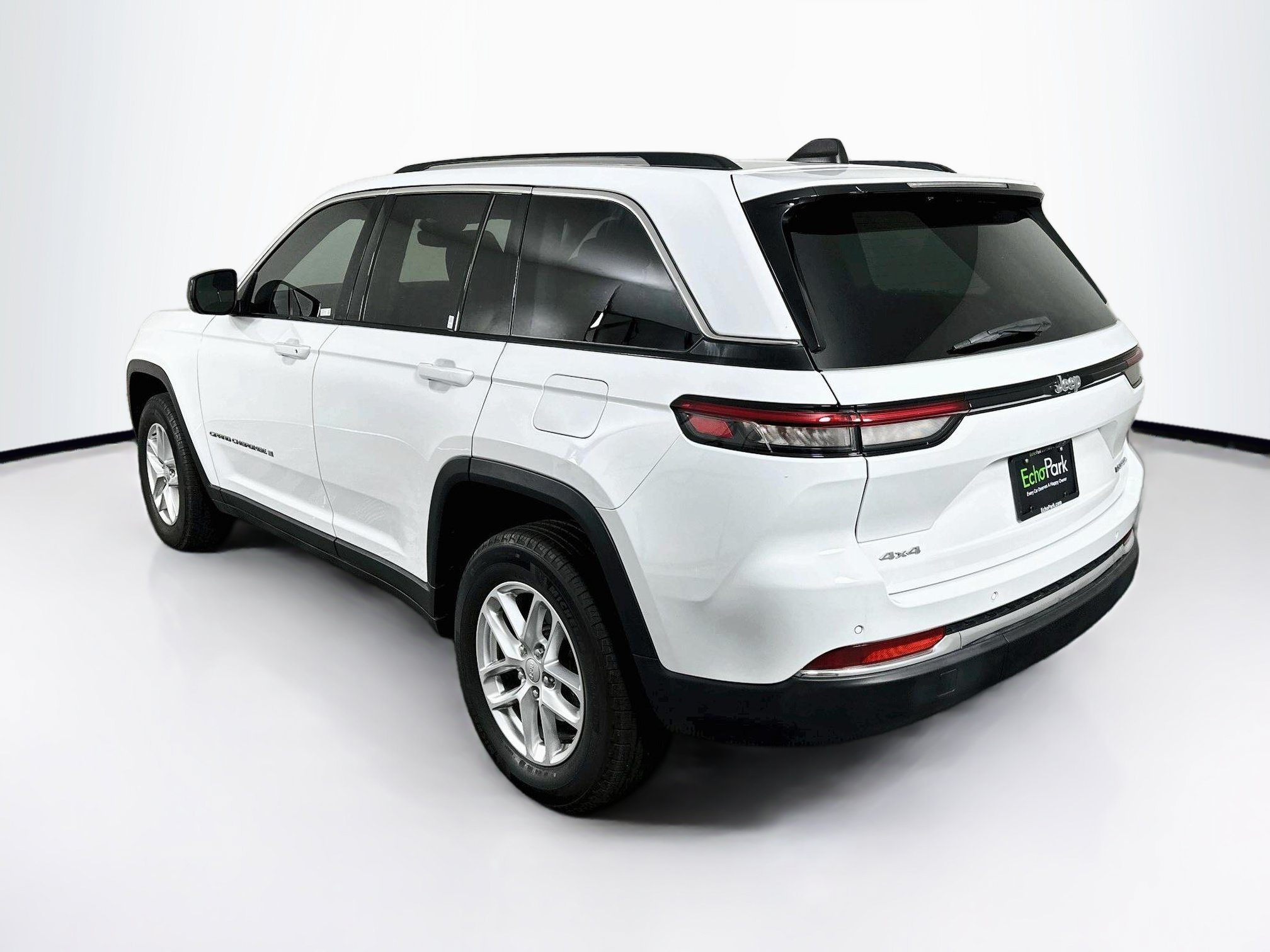 Used 2023 Jeep Grand Cherokee Laredo w/ Luxury Tech Group I AWD/4WD image 5