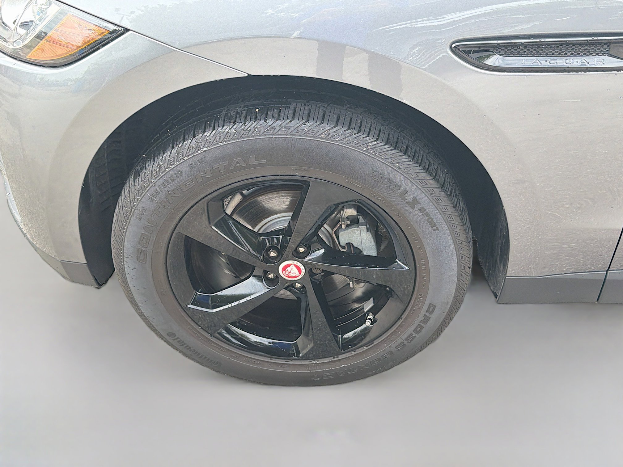 Used 2020 Jaguar F-PACE Premium image 36