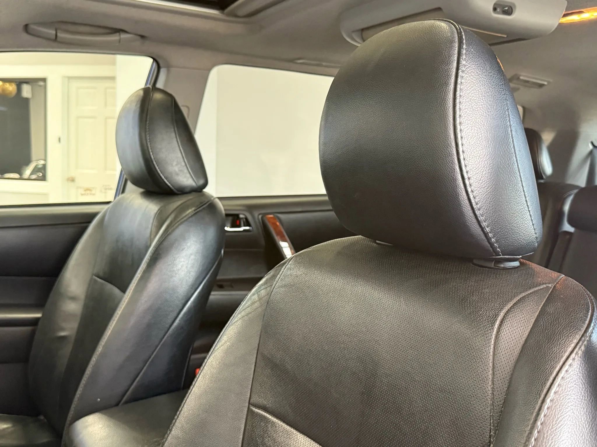 Used 2012 Toyota Highlander Limited w/ Tow Pkg image 9