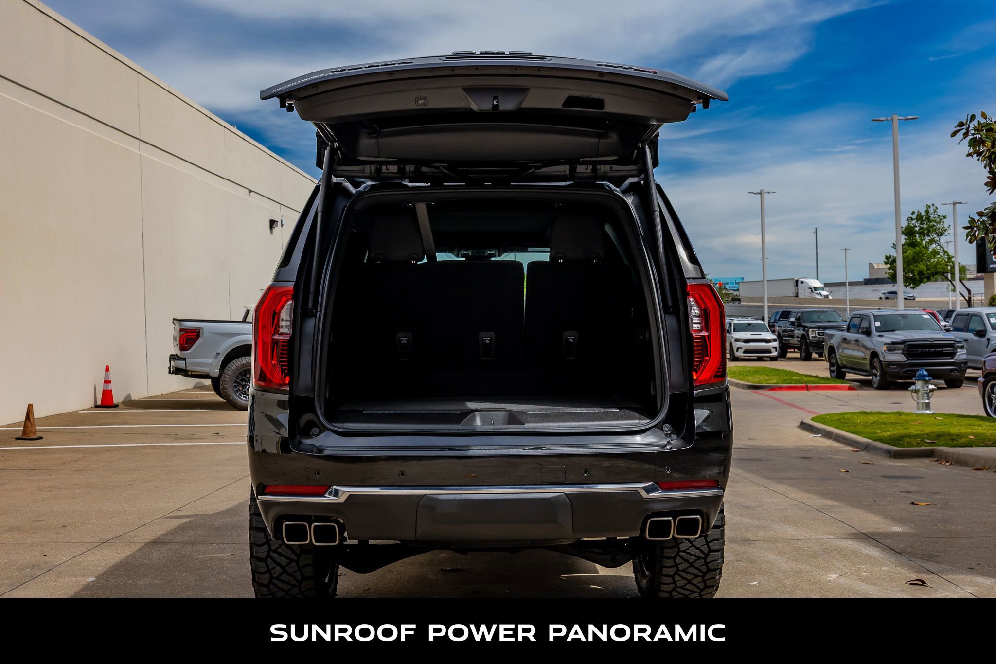 Used 2025 GMC Yukon AT4 w/ AT4 Premium Package AWD/4WD image 9