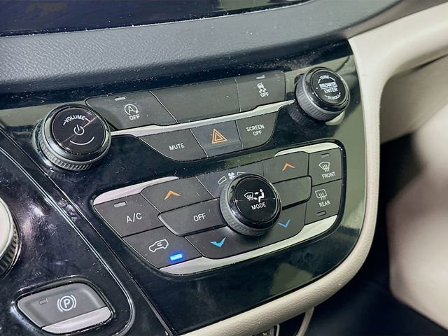 Used 2022 Chrysler Voyager LX image 17