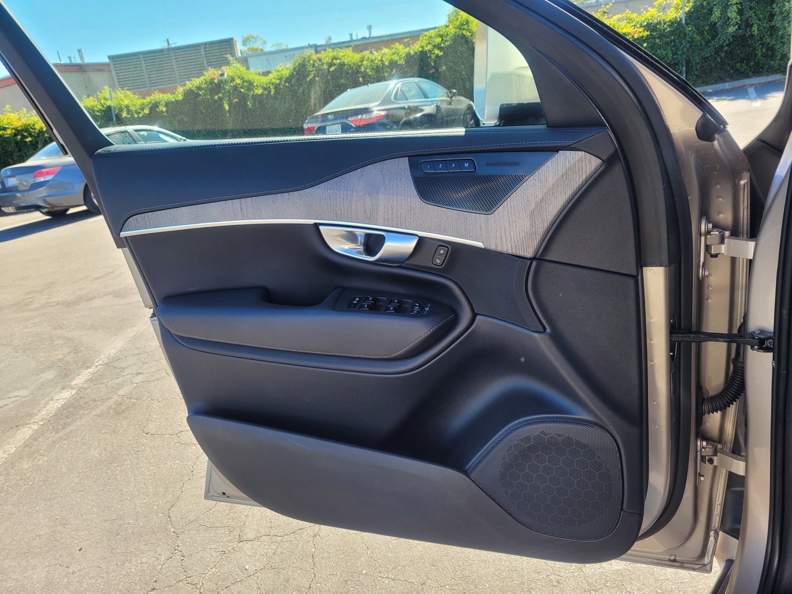 Certified 2023 Volvo XC90 T8 Ultimate w/ Protection Package Premier image 16
