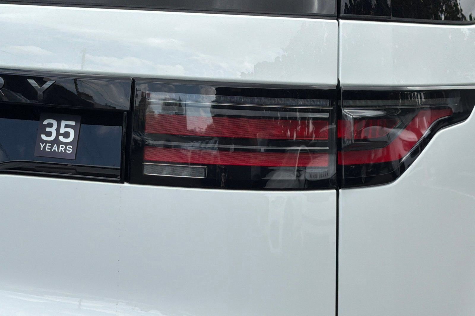 Used 2025 Land Rover Discovery Dynamic SE AWD/4WD image 12