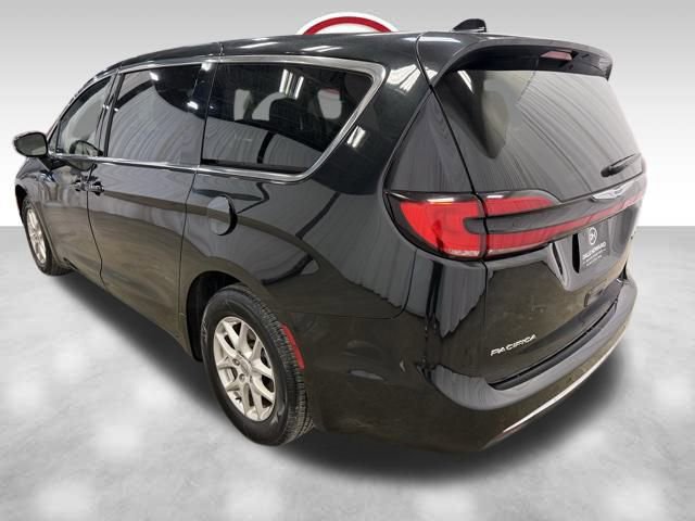 Used 2024 Chrysler Pacifica Touring-L image 9