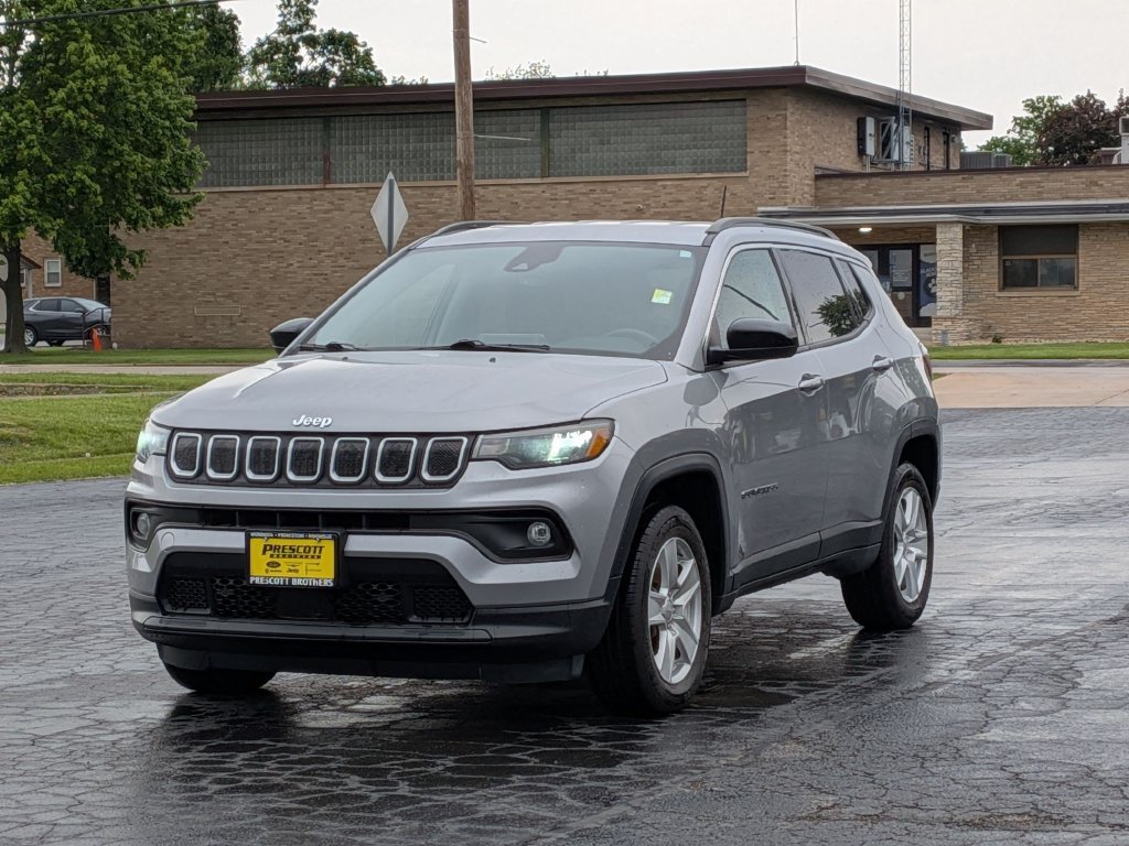 Used 2022 Jeep Compass Latitude w/ Convenience Group AWD/4WD image 3