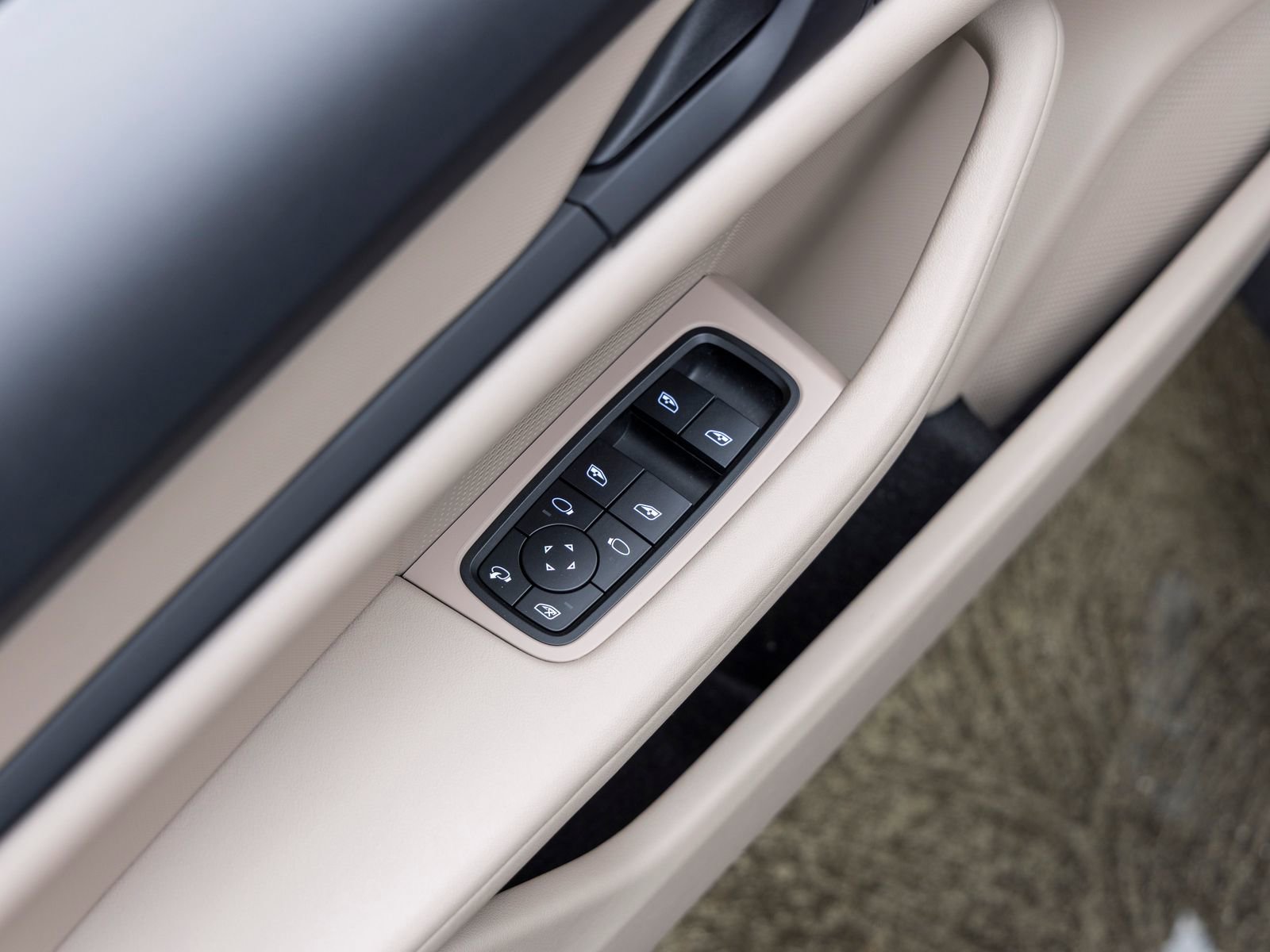 Certified 2023 Porsche Taycan image 24