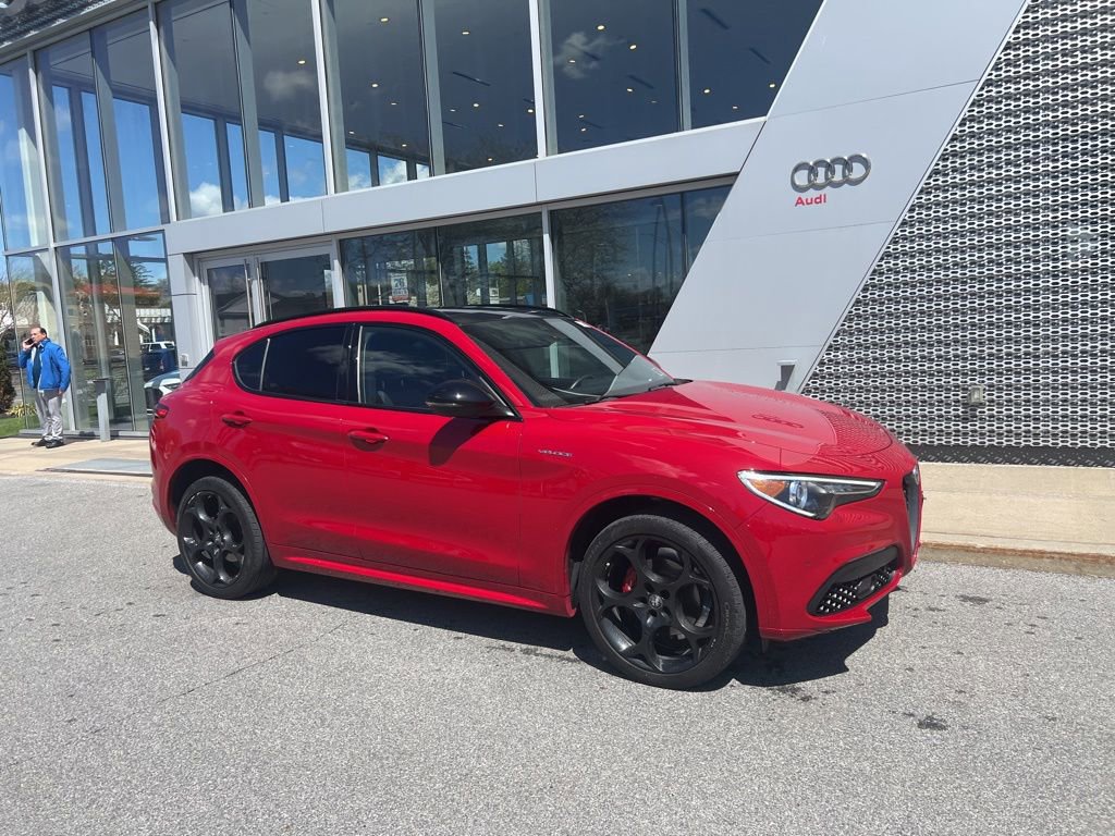 Used 2023 Alfa Romeo Stelvio Veloce AWD/4WD image 9
