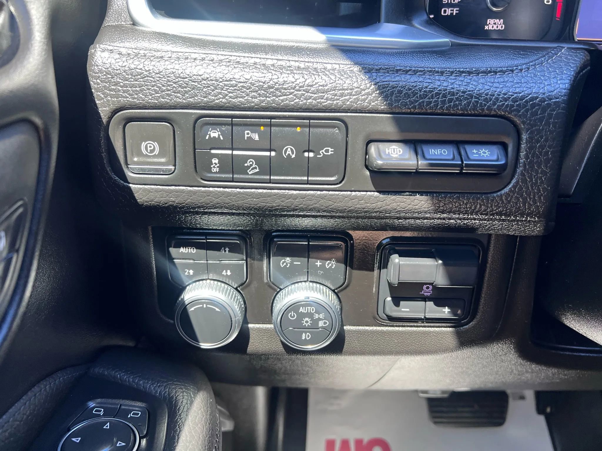 Used 2021 GMC Yukon XL Denali w/ Denali Premium Package image 19
