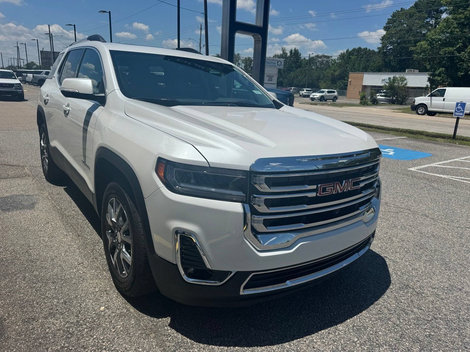 Certified 2023 GMC Acadia SLT w/ Technology Package FWD image 8