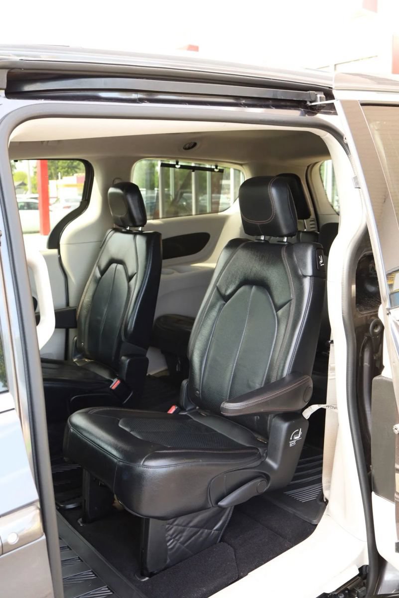 Used 2018 Chrysler Pacifica Touring-L FWD image 33