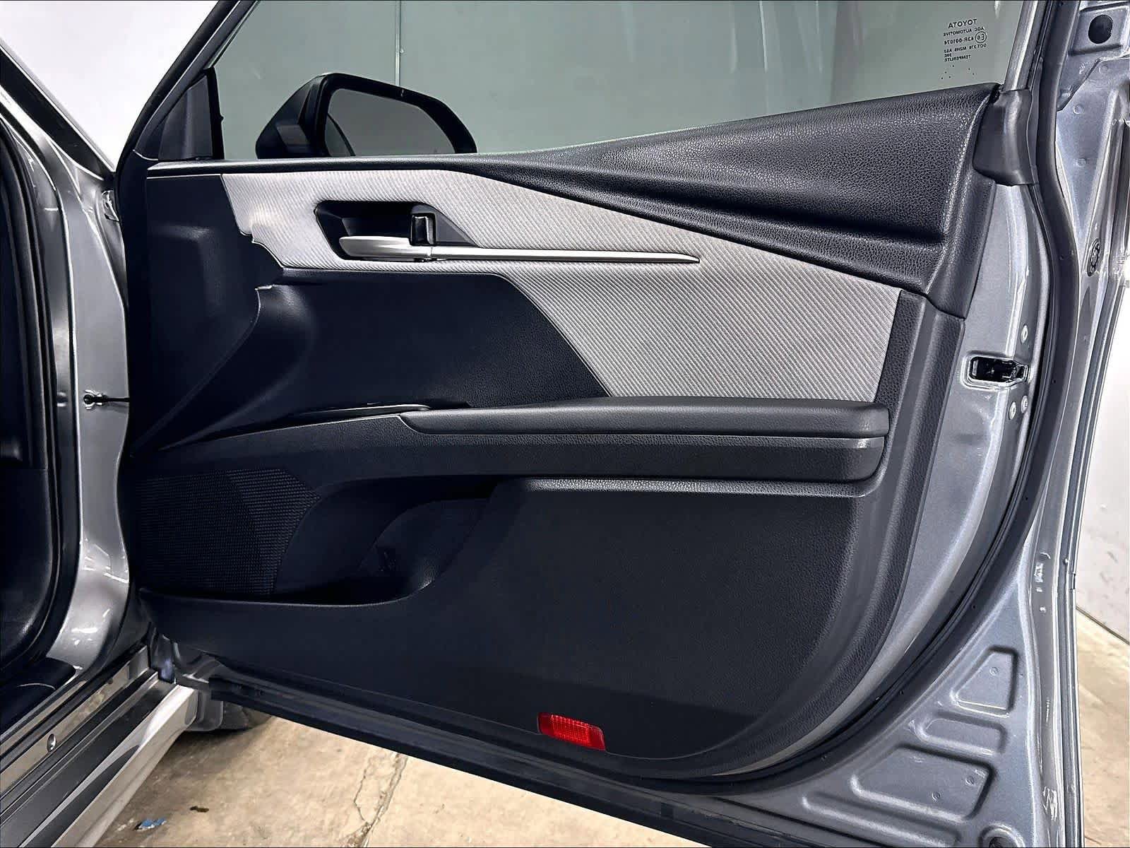 Used 2025 Toyota Camry SE FWD image 25