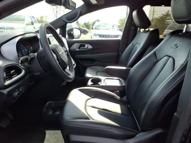 Used 2024 Chrysler Pacifica Touring-L w/ S Appearance Package image 25