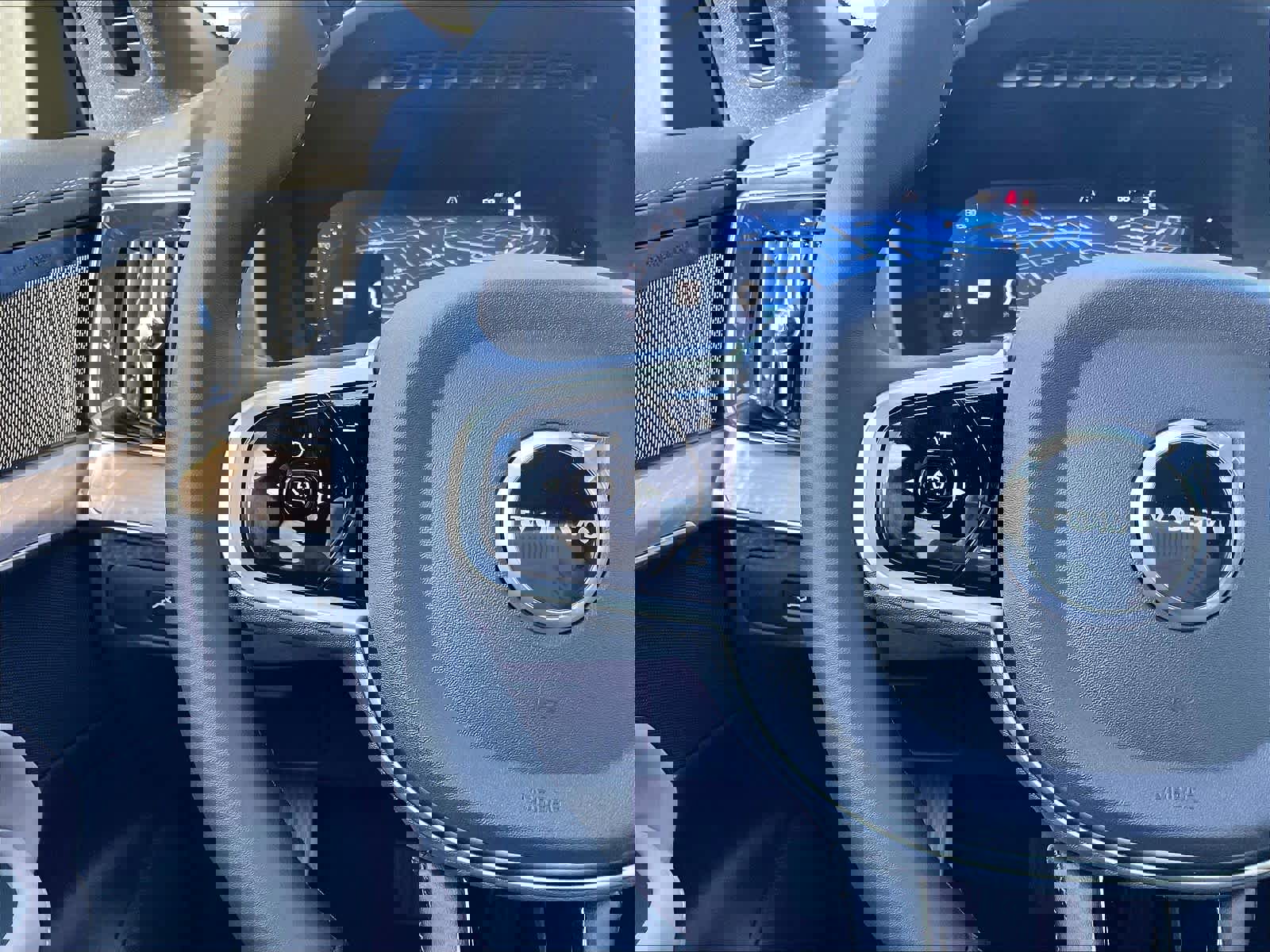 New 2026 Volvo XC90 T8 Plus w/ Protection Package Premier image 17