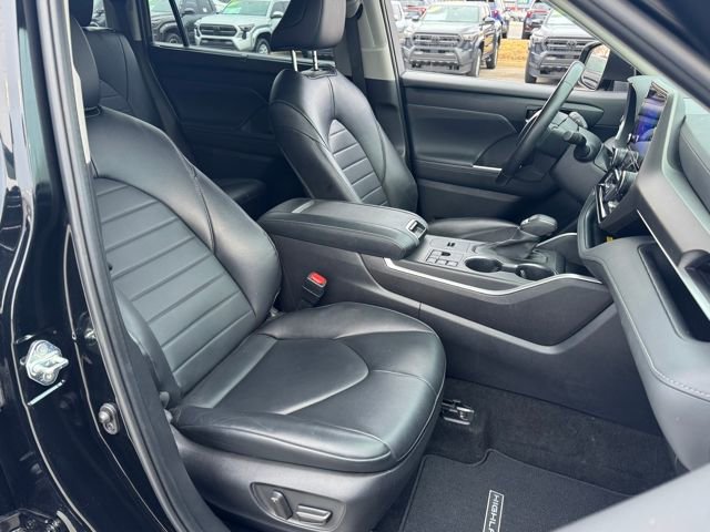 Used 2023 Toyota Highlander XLE image 12