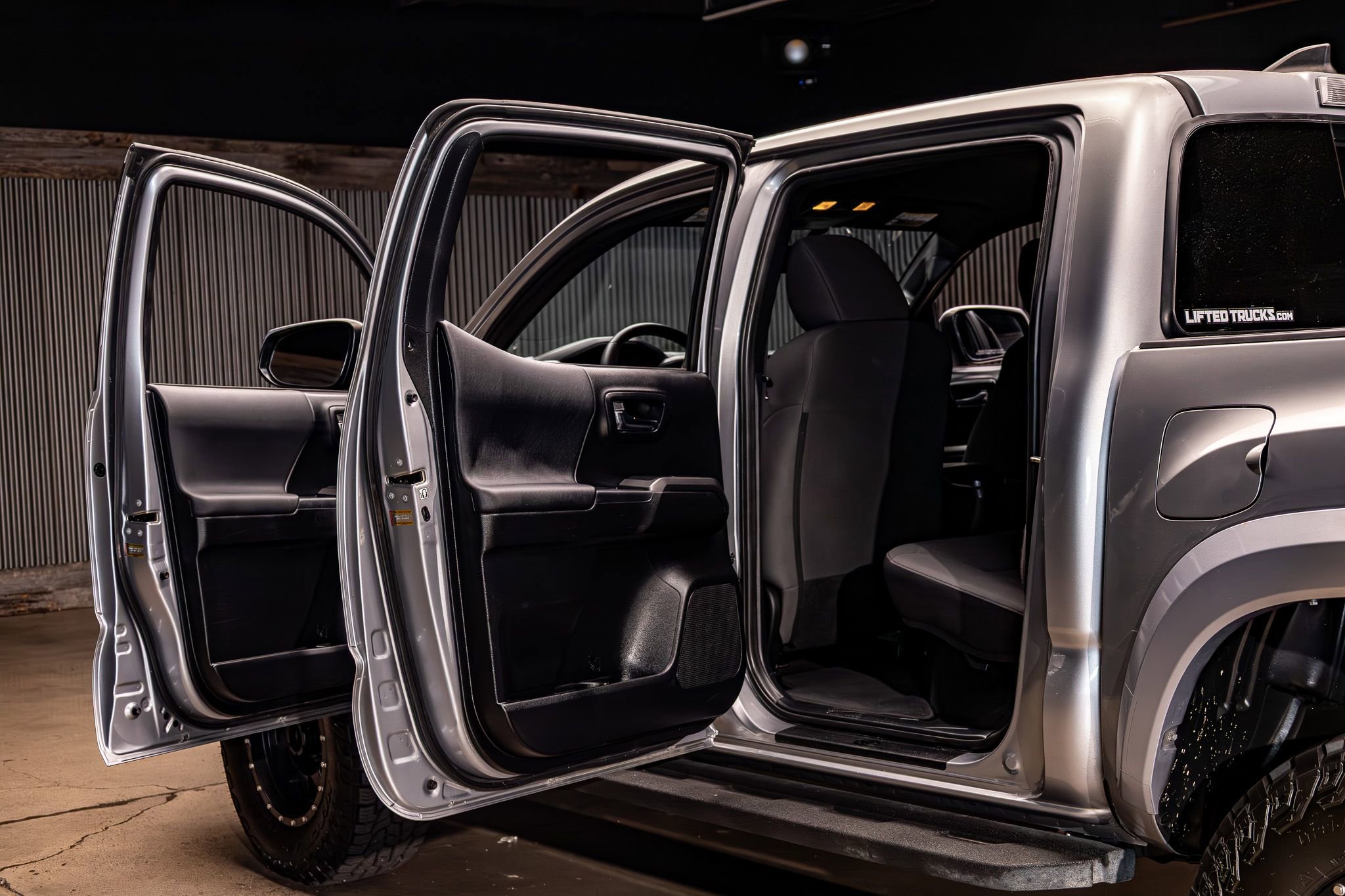 Used 2017 Toyota Tacoma TRD Sport w/ Tow Package (A/T) image 24