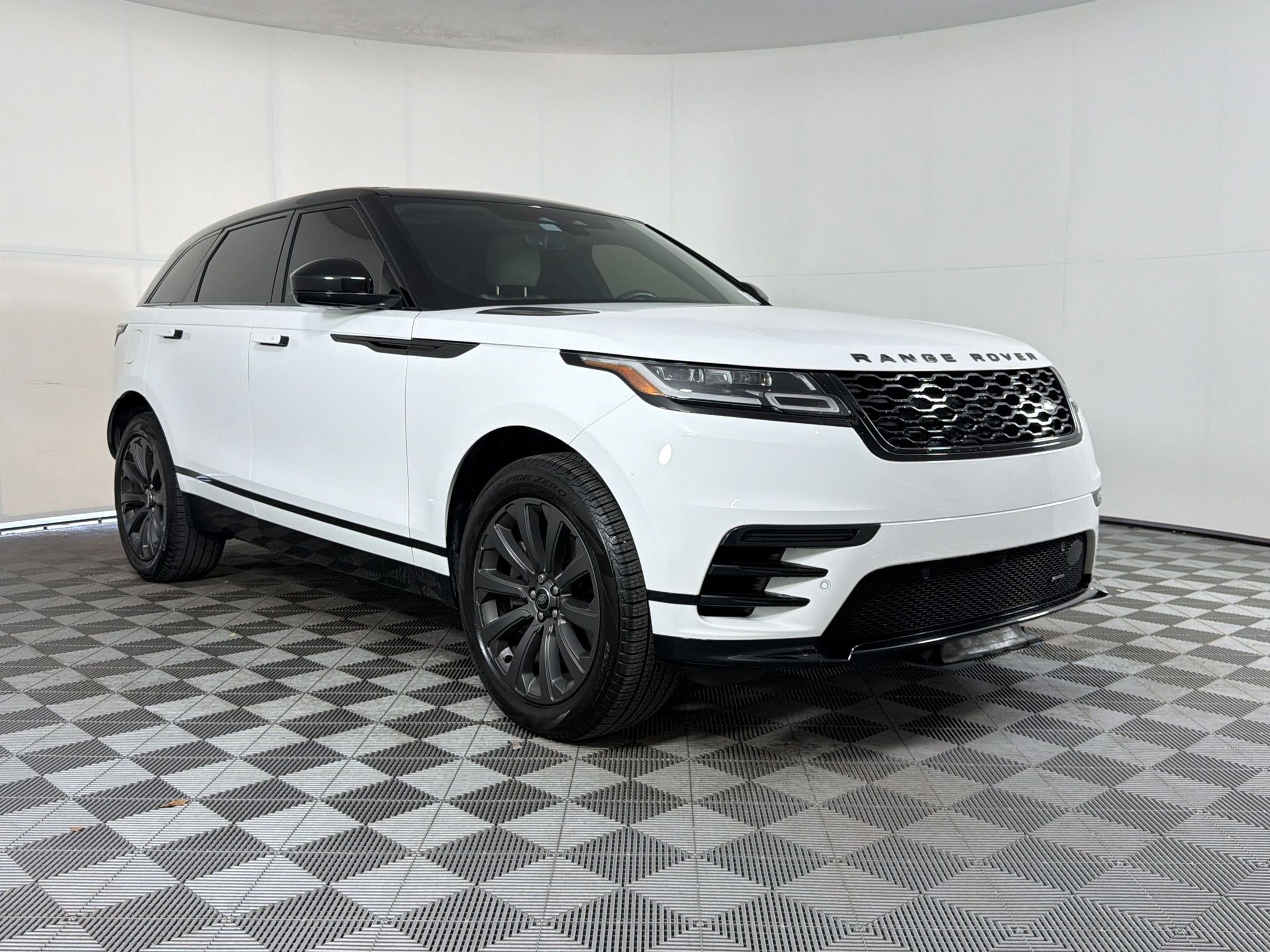 Used 2022 Land Rover Range Rover Velar R-Dynamic S image 7