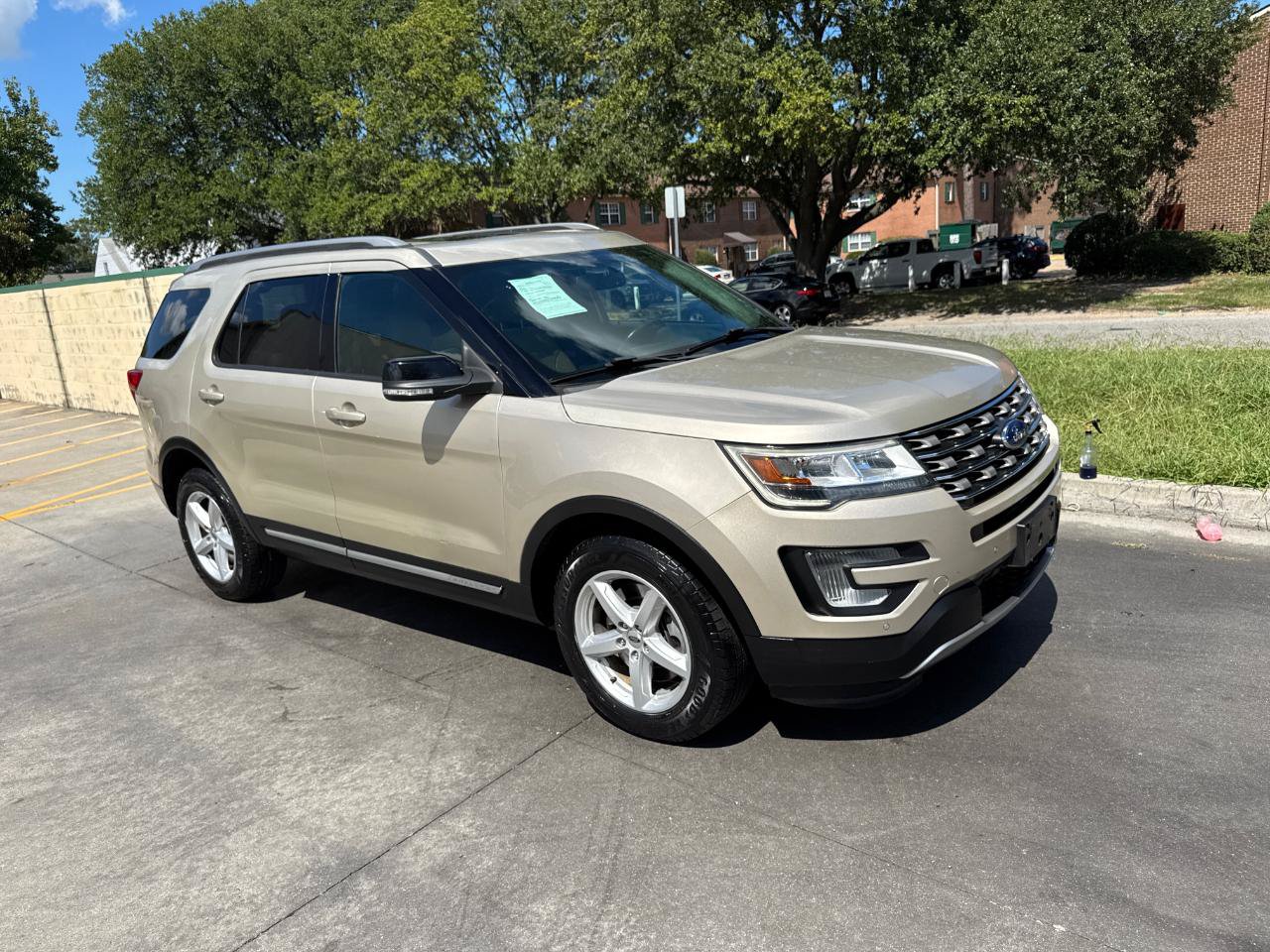 Used 2017 Ford Explorer XLT w/ Equipment Group 202A AWD/4WD image 7