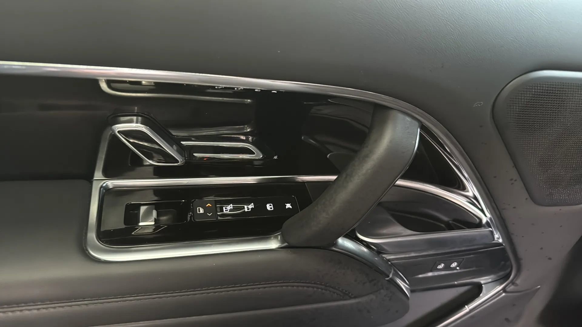 Used 2024 Land Rover Range Rover SE image 47