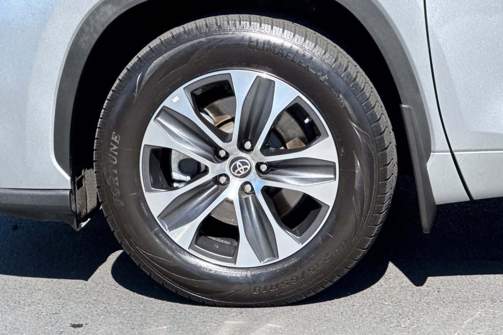 Used 2023 Toyota Highlander XLE image 32