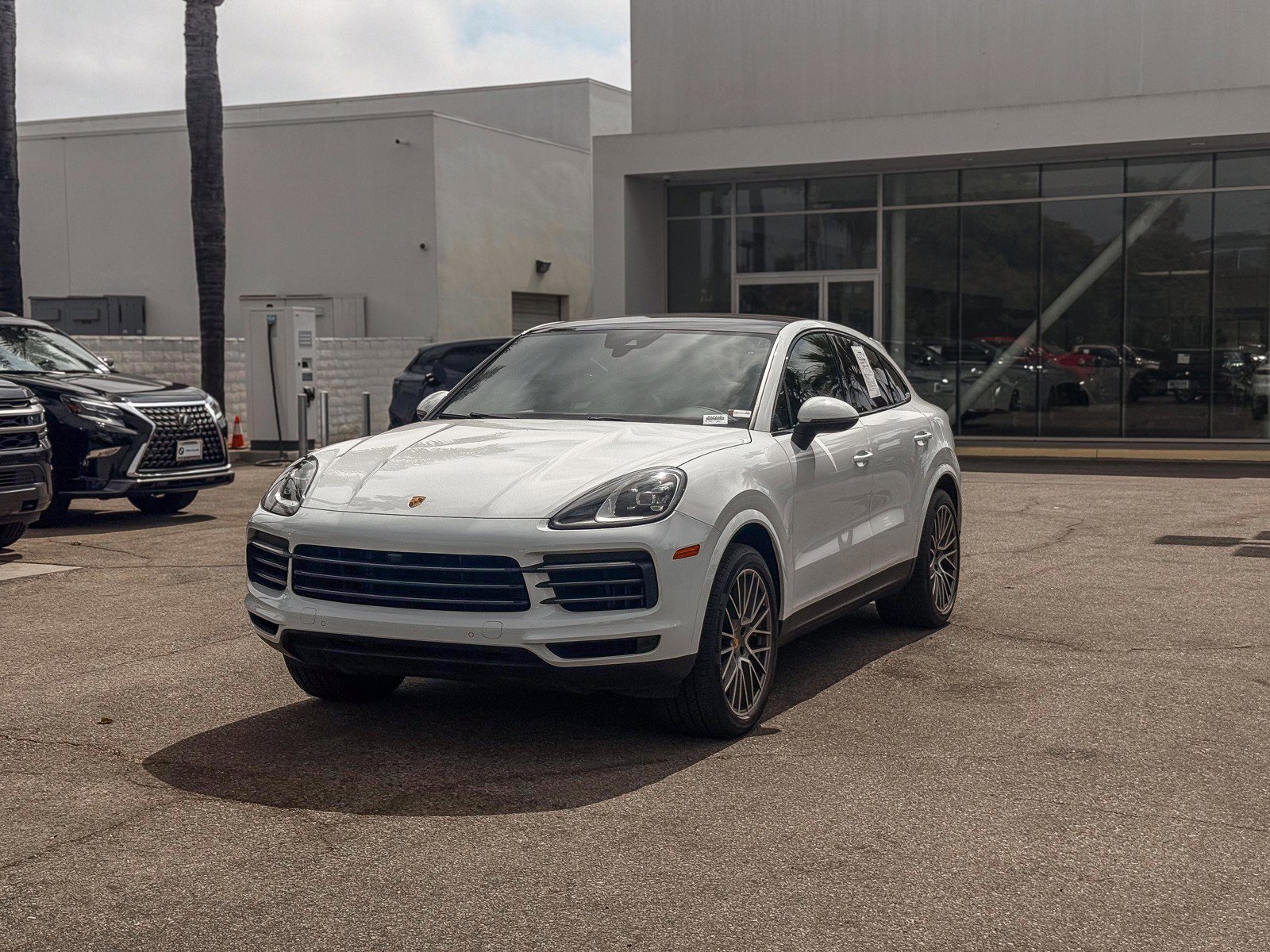 Used 2023 Porsche Cayenne Platinum Edition image 3