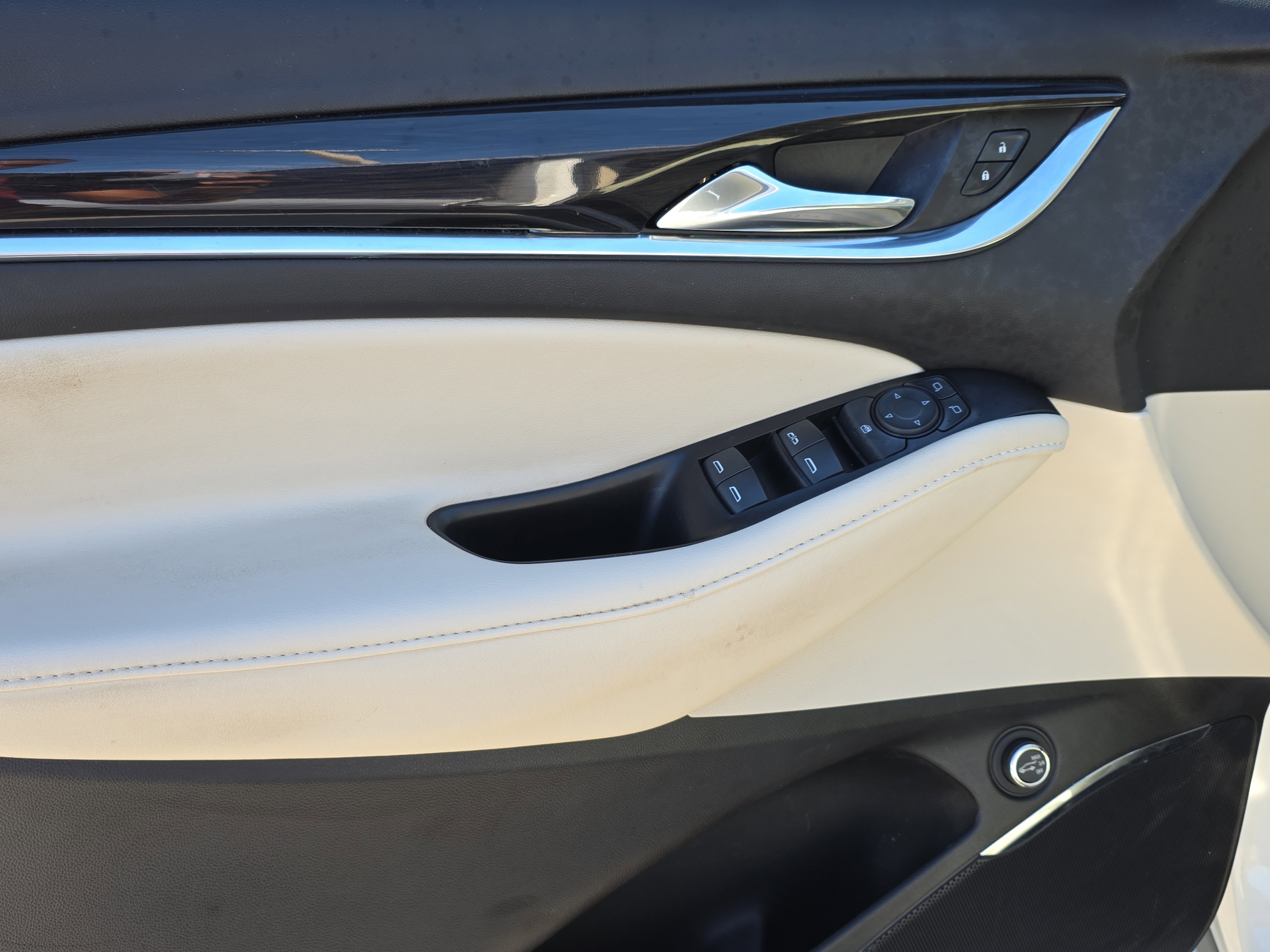 Used 2023 Buick Enclave Essence image 18