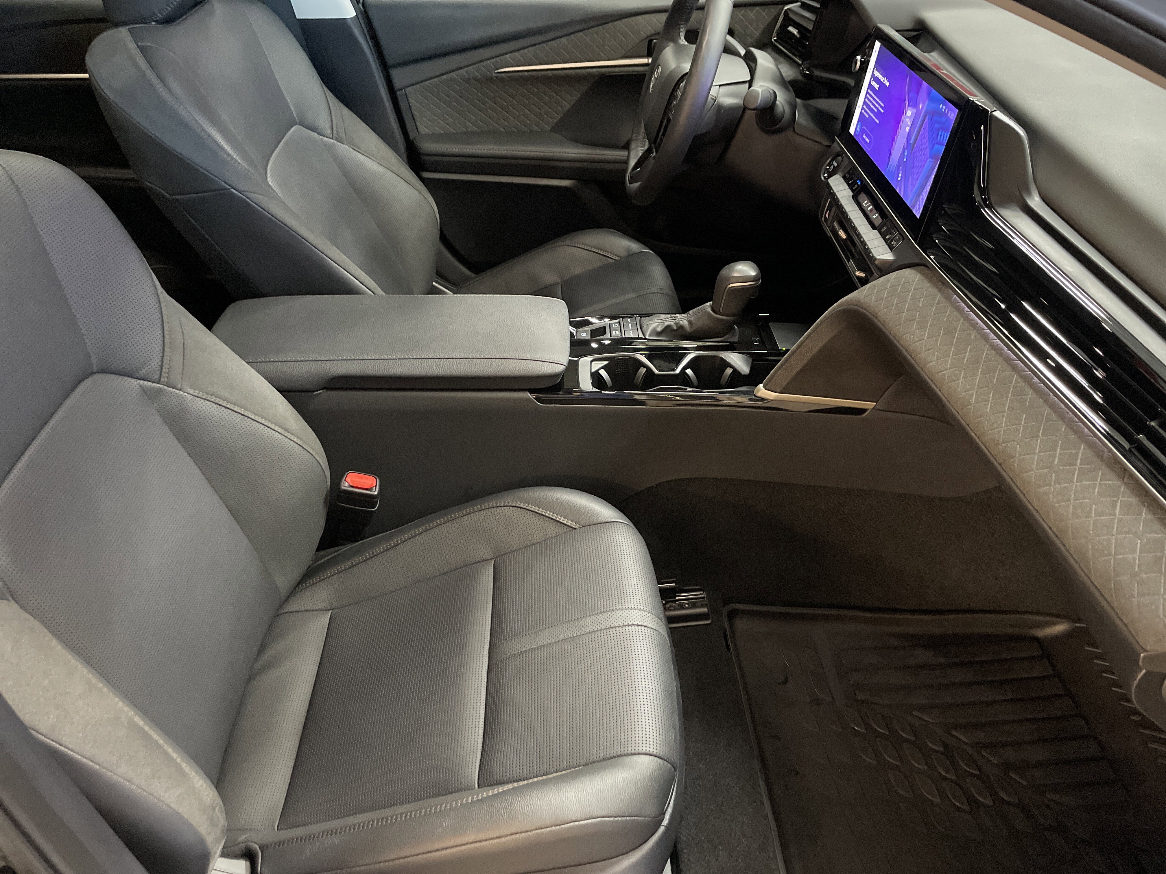 Used 2025 Toyota Camry XLE w/ Premium Plus Package FWD image 32